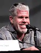 Ron Perlman dans le rôle de Clarence « Clay » Morrow.