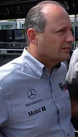 Portrait de profil droit d'un homme portant une chemise grise
