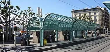 Genève, Plainpalais (lignes 12 et 18 sur ces quais, lignes 15 et 17 sur d'autres quais)