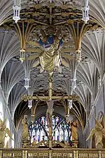 Partie haute du jubé de l'église St Mary à Wellingborough. Crucifixion, séraphins et Christ en Majesté