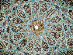Plafond de la tombe du poète Hafez en Iran ; représentatif de l'art persan.