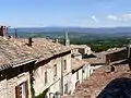 Bonnieux, village perché, domine la plaine.