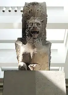 Un des lions-griffons restaurés de l'autel