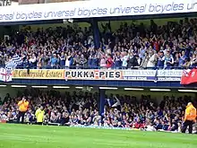 Un stand du Roots Hall, le stade de Southend United, pendant un match et rempli de supporters.