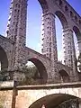 L'aqueduc et le pont du chemin de fer.