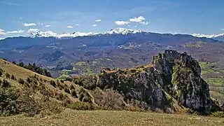 A l'arrière plan le massif de Tabe