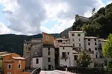 vue de La Roque-en-Provence depuis le pont de France qui la relie à Roquesteron