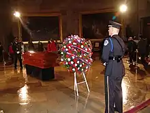 Photographie du cercueil de Rosa Parks exposé dans la rotonde du Capitole des États-Unis le 30 octobre 2005.