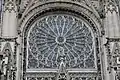 Rosace de la cathédrale de Rouen : la rose aux écoinçons inférieurs ajourés, présente seize pétales rayonnant autour d'un oculus central.