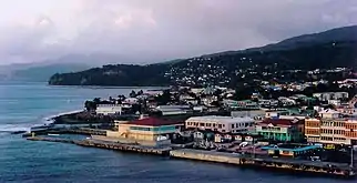 Vue de la ville de Roseau.