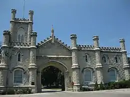 La porte d'entrée du cimetière de Rosehill, de style néogothique.