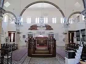 Intérieur de la synagogue Kahal Shalom.