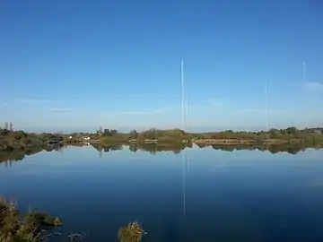 Les antennes du centre de transmissions et l'étang du Coudreau en 2015.