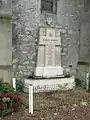 Le monument aux morts, au pied du clocher.