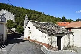 Vieux bâtiment au cœur du village.