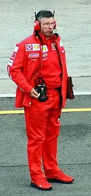 Ross Brawn portant les couleurs de Ferrari au Grand Prix des États-Unis 2003.