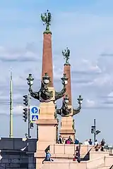 Colonnes rostrales du pont.