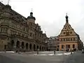 Place du marché. Hôtel de ville. Auberge des notables.