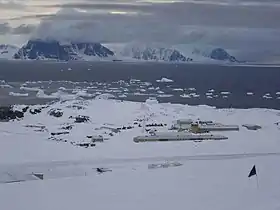 La station Rothera en novembre 2003 en regardant vers la péninsule Antarctique.
