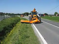 Faucheuse d'accotement (rotobroyeur) sur tracteur espaces verts