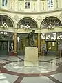 La statue représentant Eurydice trône au centre de la rotonde.