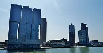 Quartier Kop van Zuid vu de la rive nord : tours De Rotterdam (gauche), tour New Orleans (à sa droite), port d'arrivée des croisières (centre), tour du World Port Center (droite).