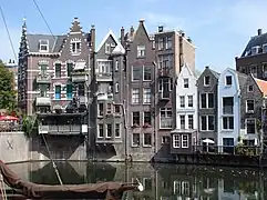 photo de maisons devant un canal