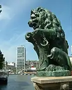 Lion en bronze ornant le Regentessebrug.