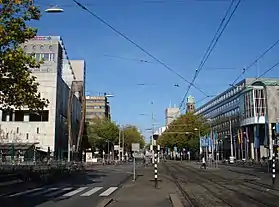 Photographie en couleurs d'un espace de circulation et de son paysage urbain