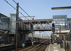 quais de gare enjambés par une passerelle piétonne