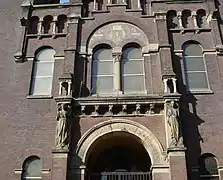 Sculptures ornant la façade de la Remonstrantekerk.