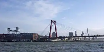 photo d'un pont sur une rivière