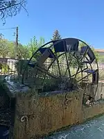 Roue à aubes située en face de la Paroisse Saint-Paul de Cheval-Blanc