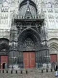 Photo du portail Notre-Dame noirci par la pollution