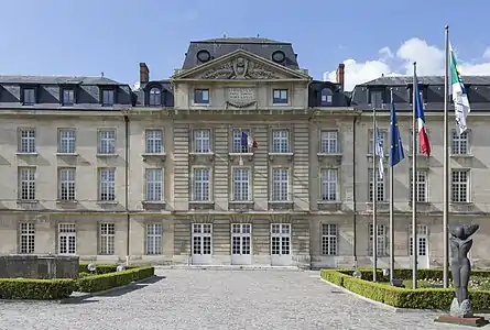 Façade principale de la caserne Jeanne d'Arc de Rouen, ancien siège du conseil régional de Haute-Normandie, antenne du conseil régional de Normandie