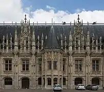 L'ancien Palais royal, au centre de l'édifice, fut réalisé principalement entre 1507 et 1517 dans le Style Louis XII.
