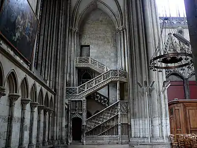 Photo de l'escalier des Libraires dans le croisillon nord du transept