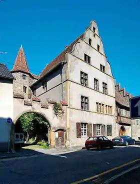 Maisonmur de clôture, portes