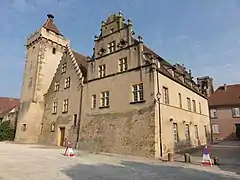 Ancien hôtel de ville (1581) et Tour des Sorcières.