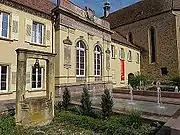 La façade de l'aile est : avant-corps, parvis, église.