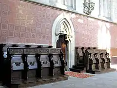 Les stalles et l'entrée de la sacristie.