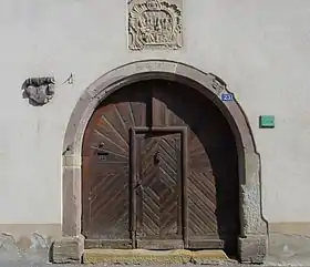 Maisonfaçade avec bas-relief