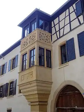 Maisonfaçade sur rue avec oriel, passage d'entrée, façade sur cour avec tourelle, toiture