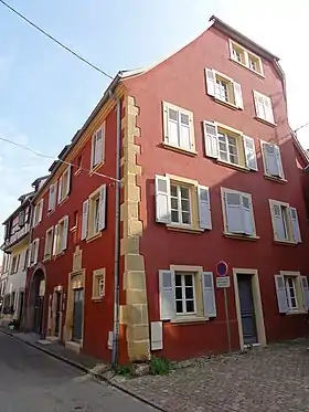 Maisonfaçade, toiture, salle au premier étage