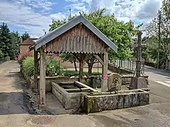 Le lavoir-abreuvoir.