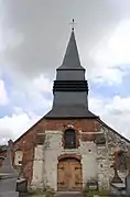 Façade de l'église en pierre calcaire et brique.