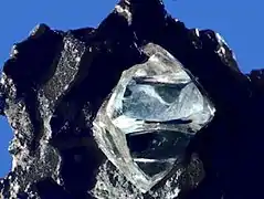 Cristal presque octaédrique dans sa matrice.