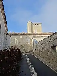 Aperçu du château depuis le village de Rouillac.