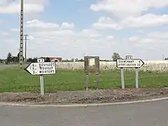 Carrefour de chemins vicinaux à La Bretonnière.