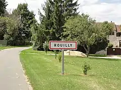 Panneau d'entrée de la localité Rouilly au sud de ses 2 maisons.